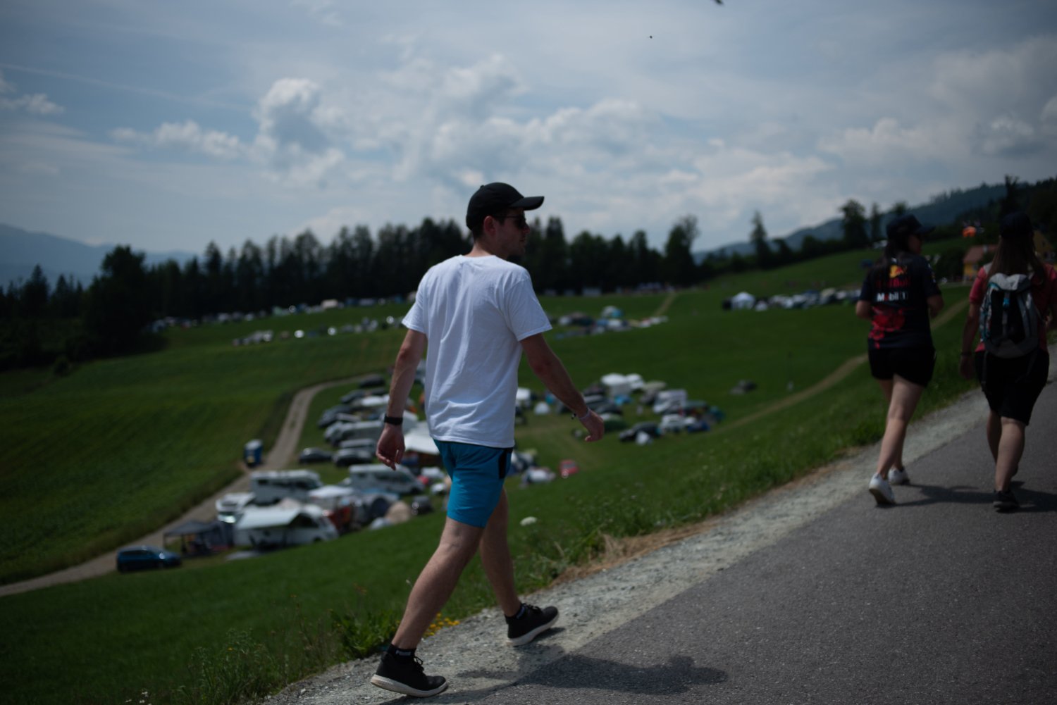 Abbiamo allestito il nostro campo in un'area fantastica, il che significa che siete a soli 20 minuti dall'ingresso del circuito! 