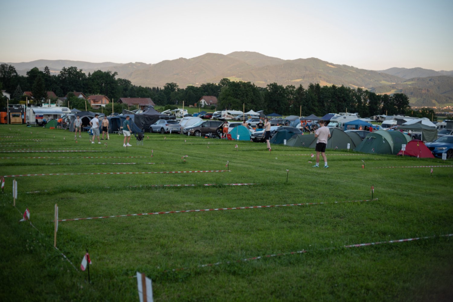 Bereiten Sie sich auf Ihr erstes Grand-Prix-Wochenende vor und möchten unbedingt in die lebendige Campingatmosphäre eintauchen, von der Sie schon so viel gehört haben? Um Überraschungen bei der Ankunft zu vermeiden, ist es wichtig, einen reibungslosen Buchungsprozess für Ihren Aufenthalt sicherzustellen. Lassen Sie sich von uns durch die einzelnen Schritte zur Buchung Ihres Stellplatzes bei GPtents führen.